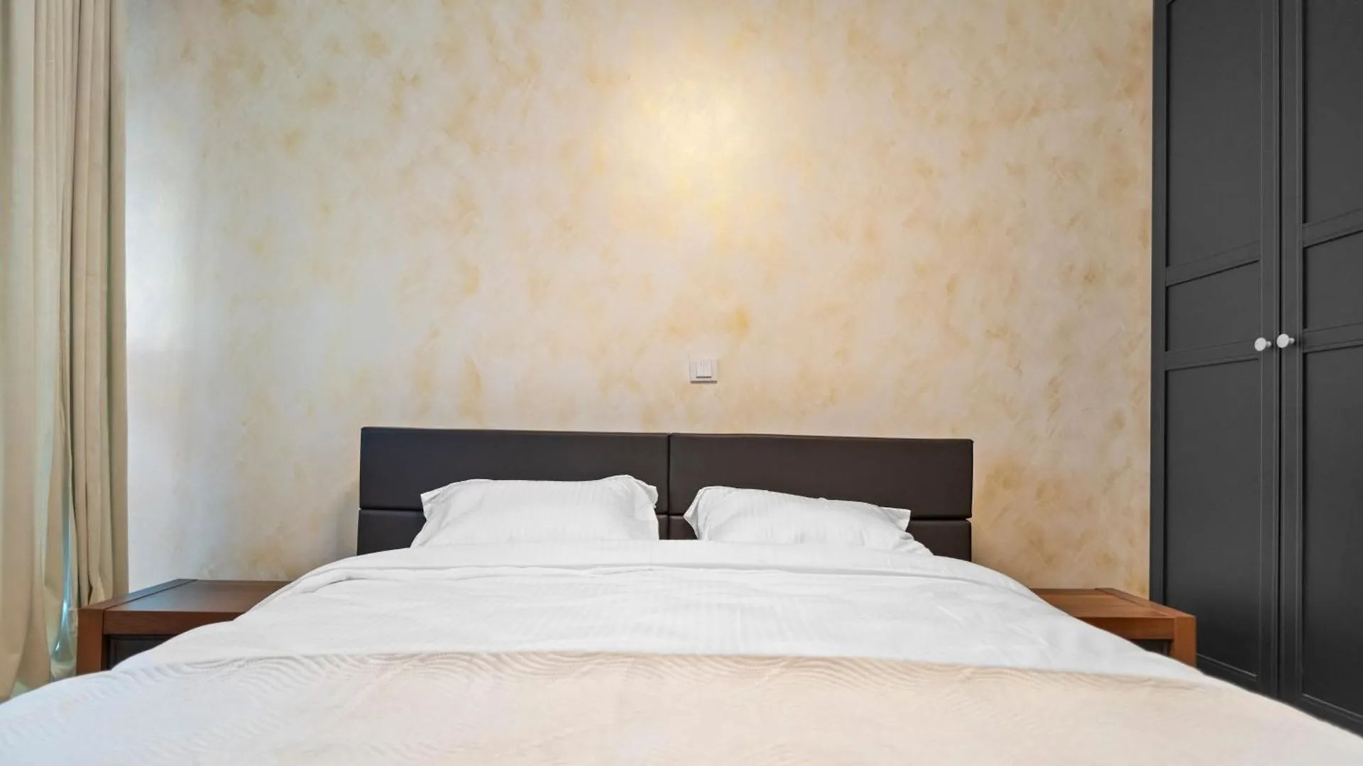 New Luxurious Central Apartment With Park View Bucareste