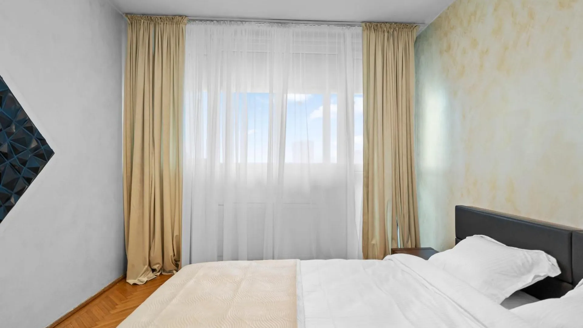 New Luxurious Central Apartment With Park View Bucareste Roménia