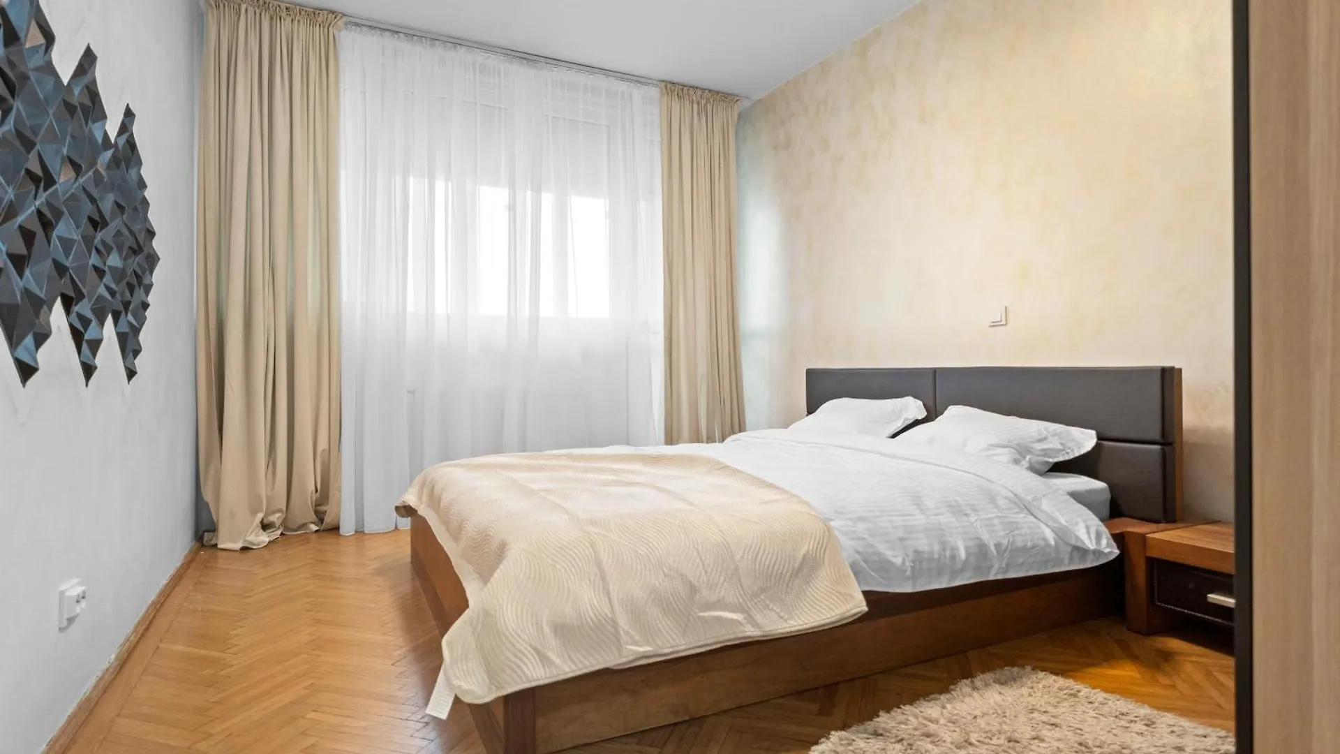 New Luxurious Central Apartment With Park View Bucareste