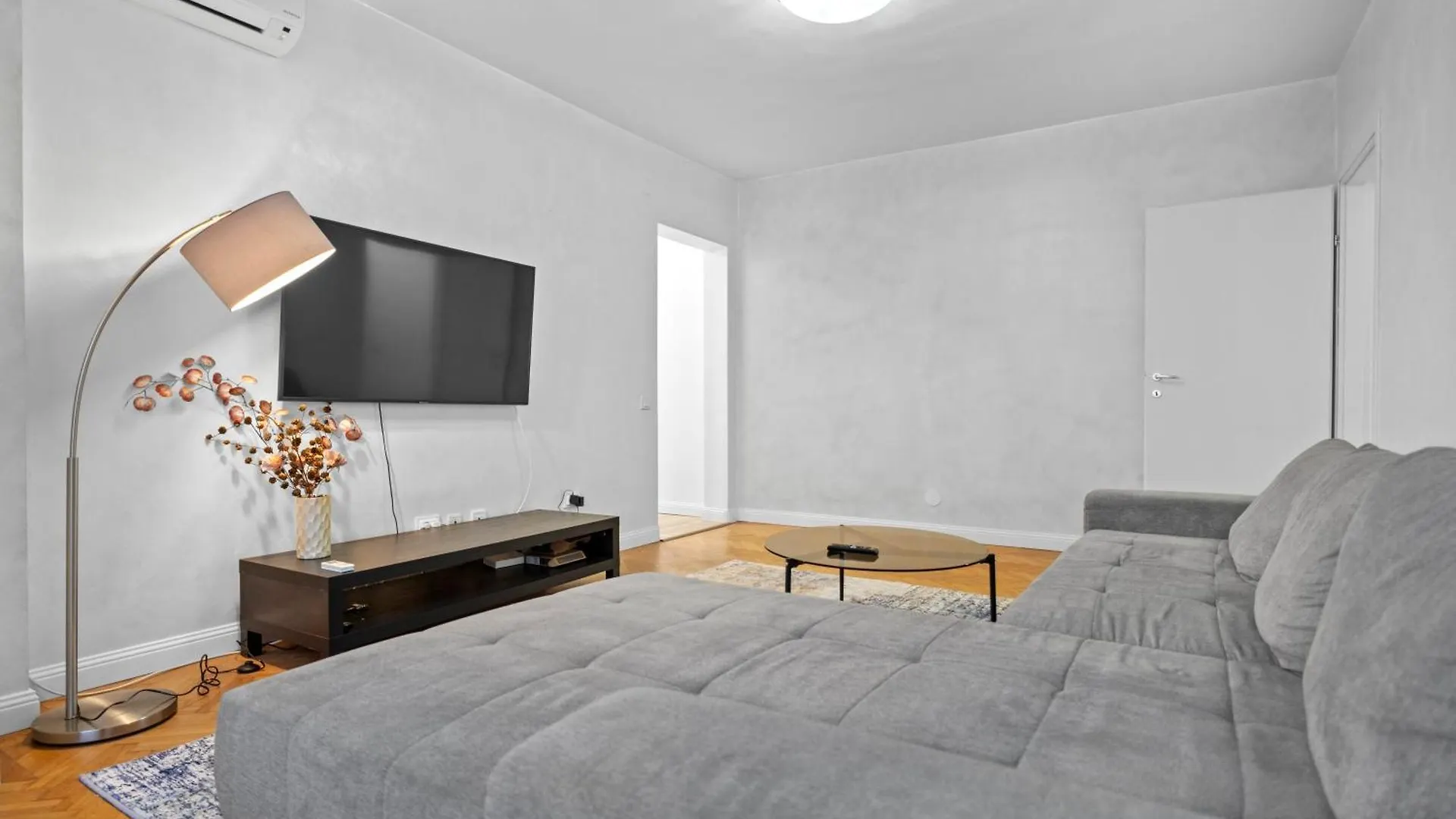 New Luxurious Central Apartment With Park View Bukarest Rumænien