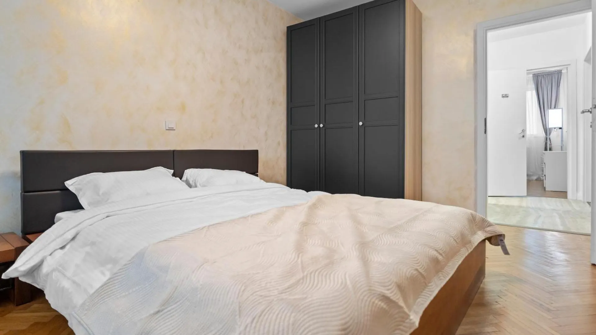 New Luxurious Central Apartment With Park View Bukarest
