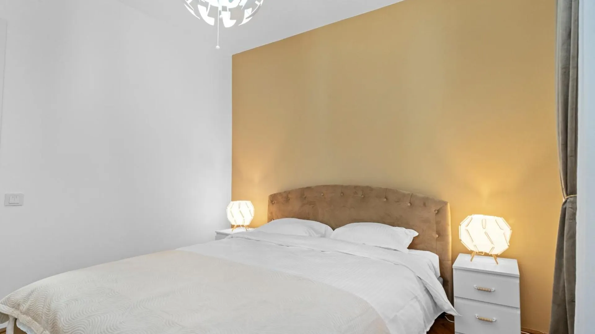New Luxurious Central Apartment With Park View Bucharest