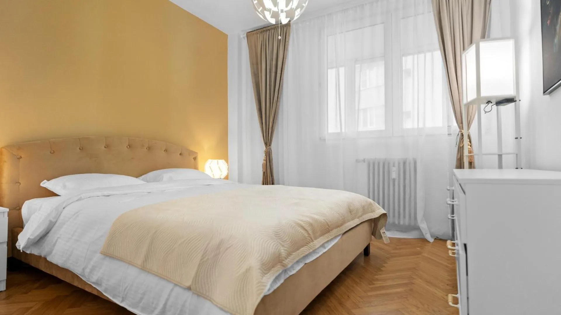 New Luxurious Central Apartment With Park View Bucharest Romania