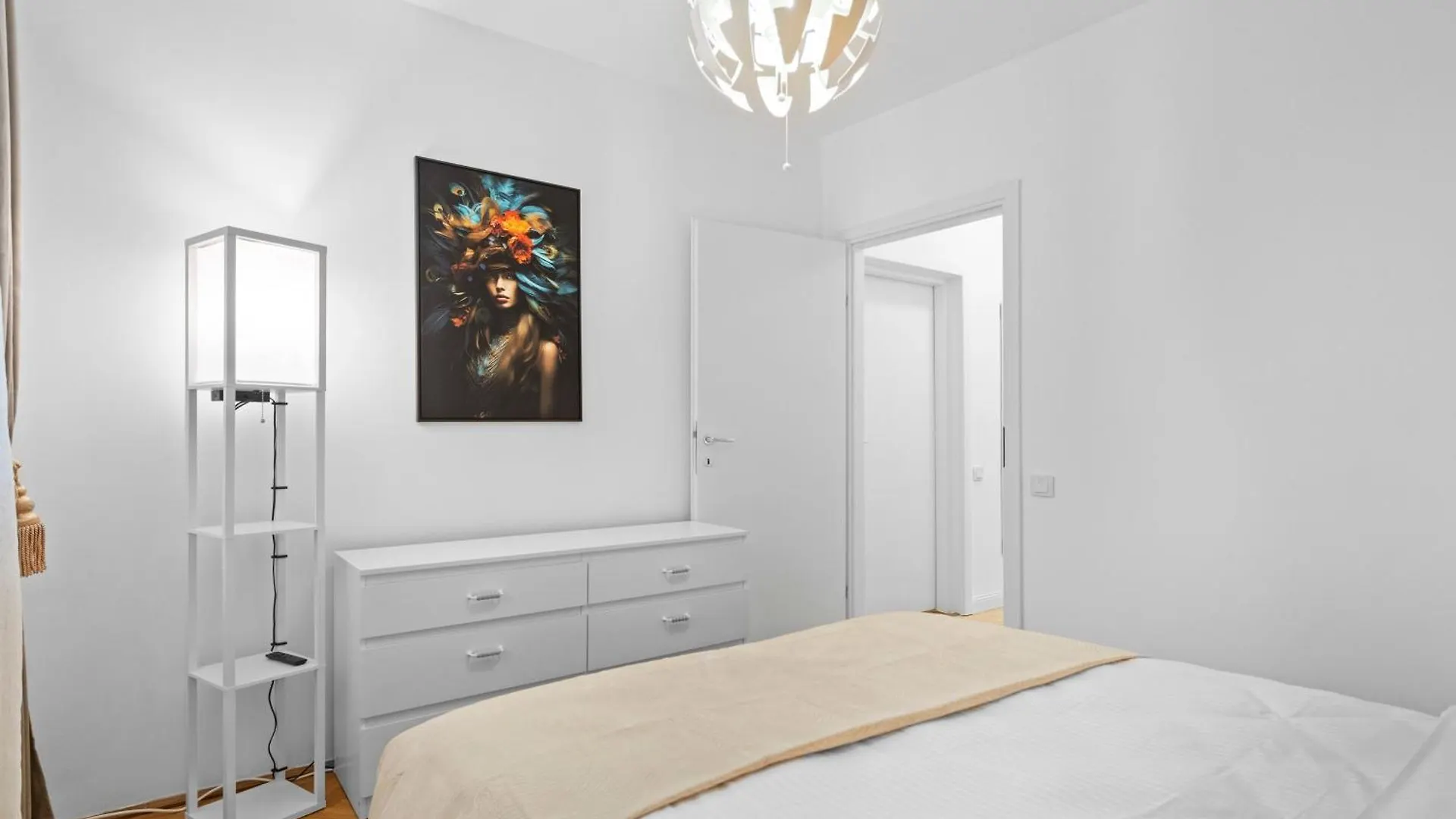New Luxurious Central Apartment With Park View Bucharest