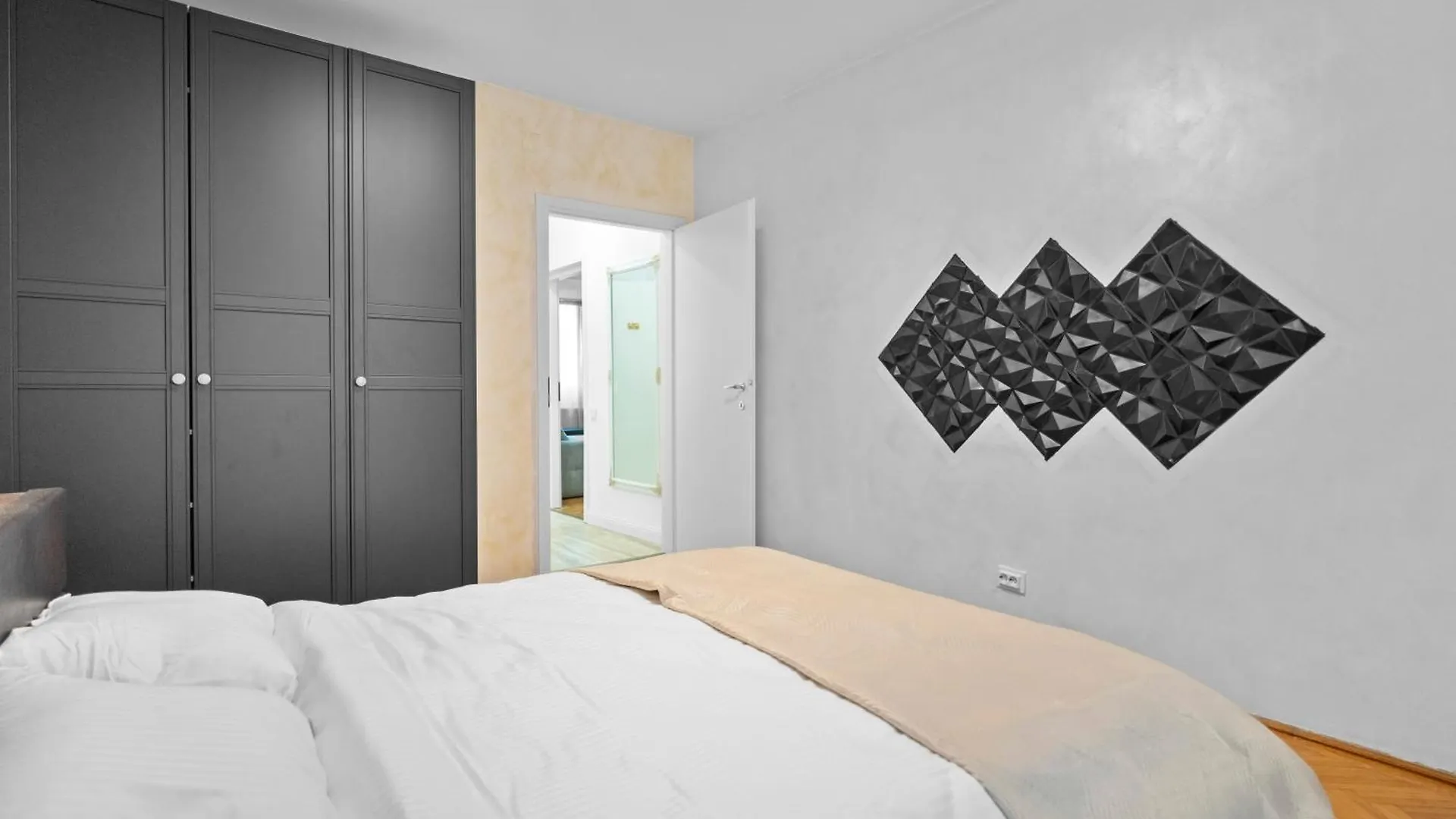 New Luxurious Central Apartment With Park View Bucharest Romania