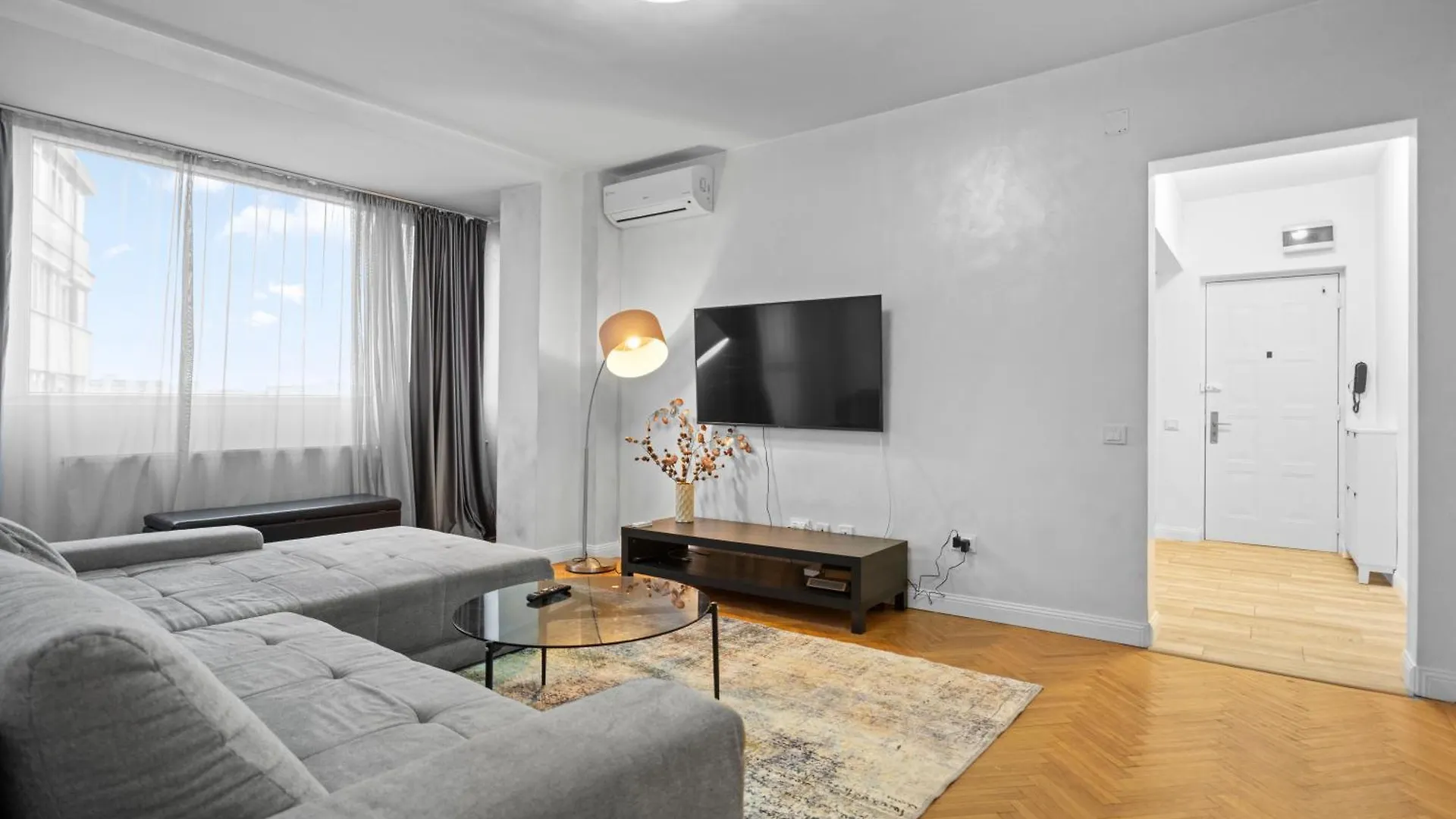New Luxurious Central Apartment With Park View Bucharest