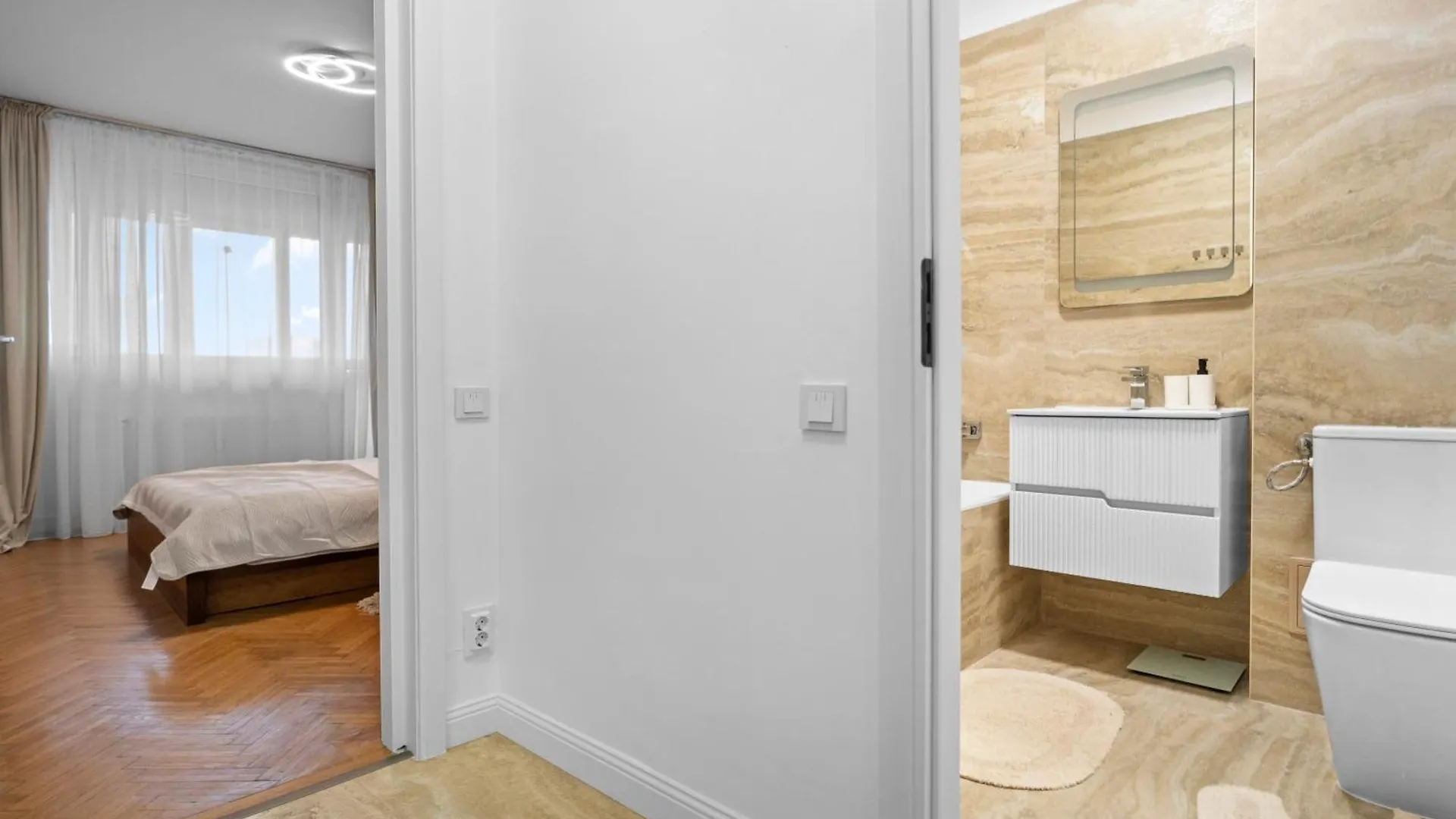New Luxurious Central Apartment With Park View Bucharest