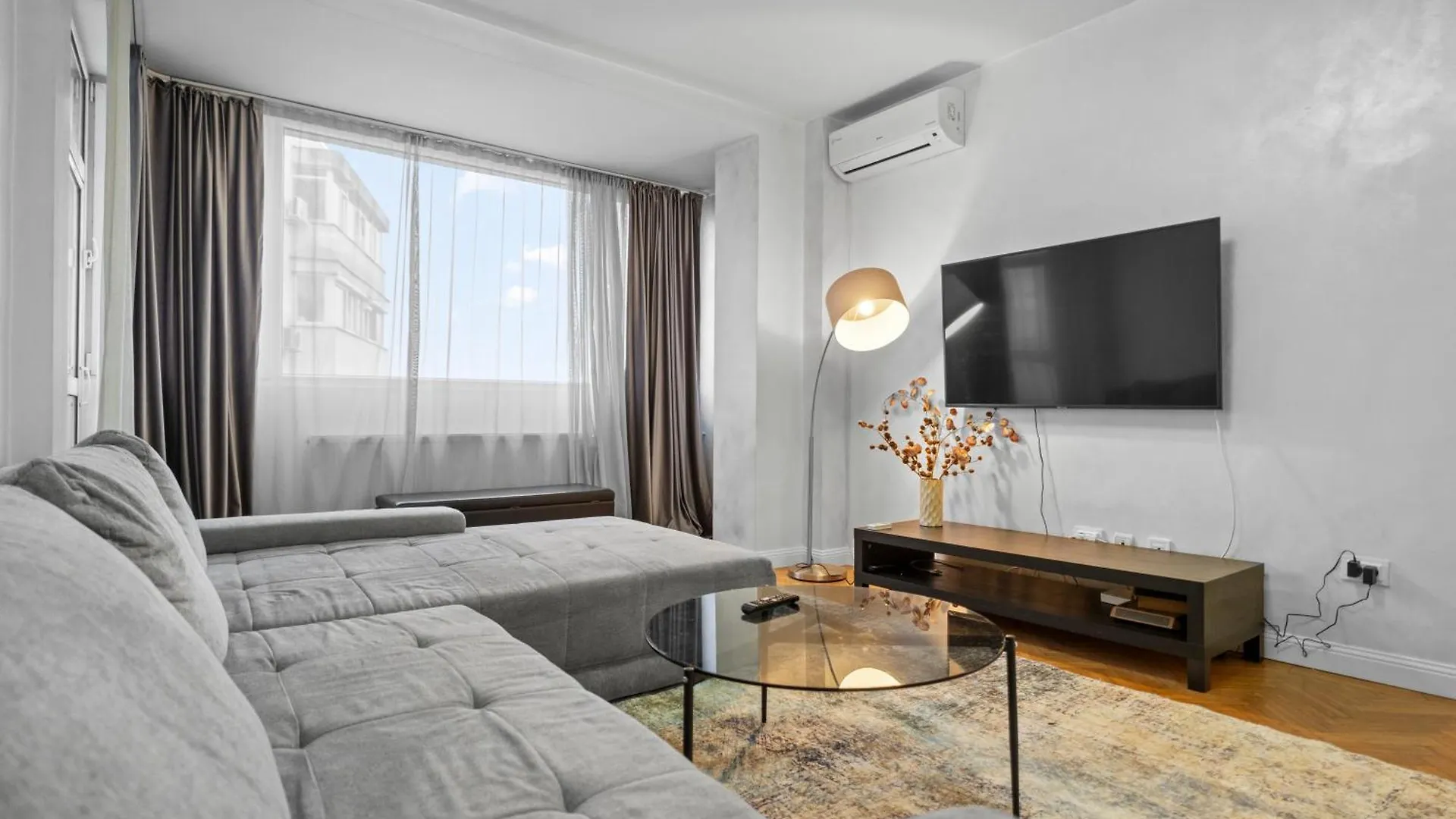 New Luxurious Central Apartment With Park View Bucharest
