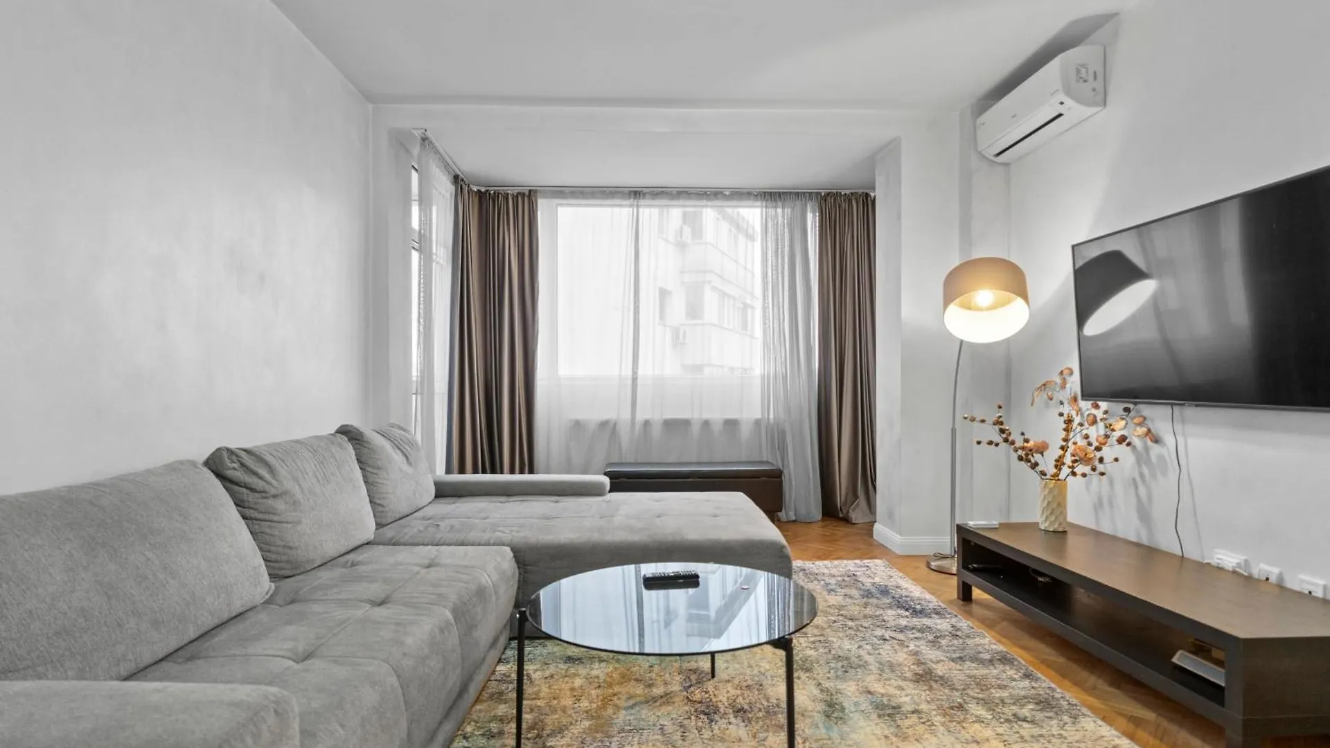 New Luxurious Central Apartment With Park View Bucharest