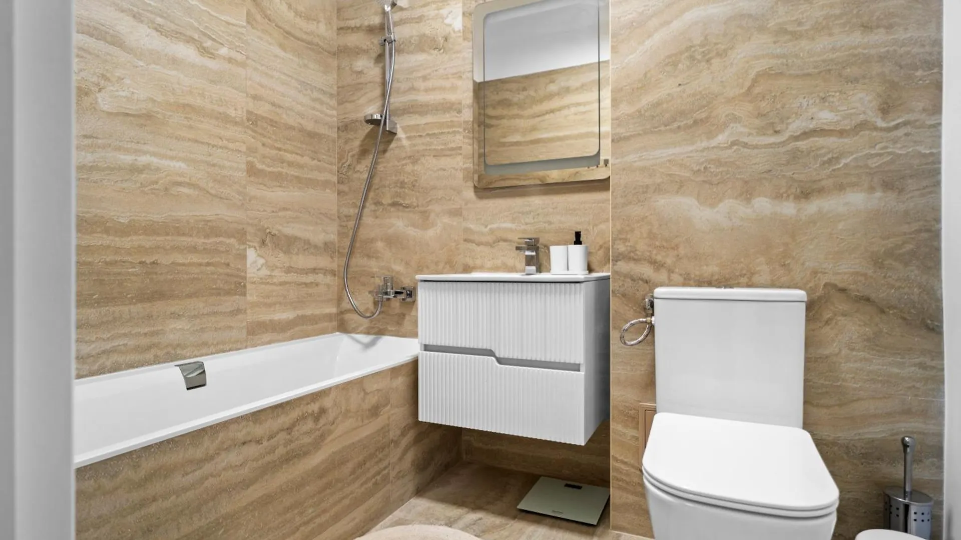 New Luxurious Central Apartment With Park View Bucharest